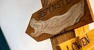 Ein handgeschnitztes Holzschild mit der Aufschrift &#039;Gespenster&#039;.